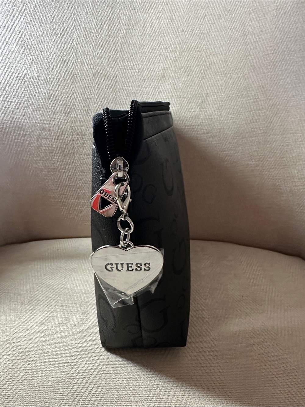 GUESS Black Logo-Print Toiletry Pouch with Heart Charm - Picture 11 of 13